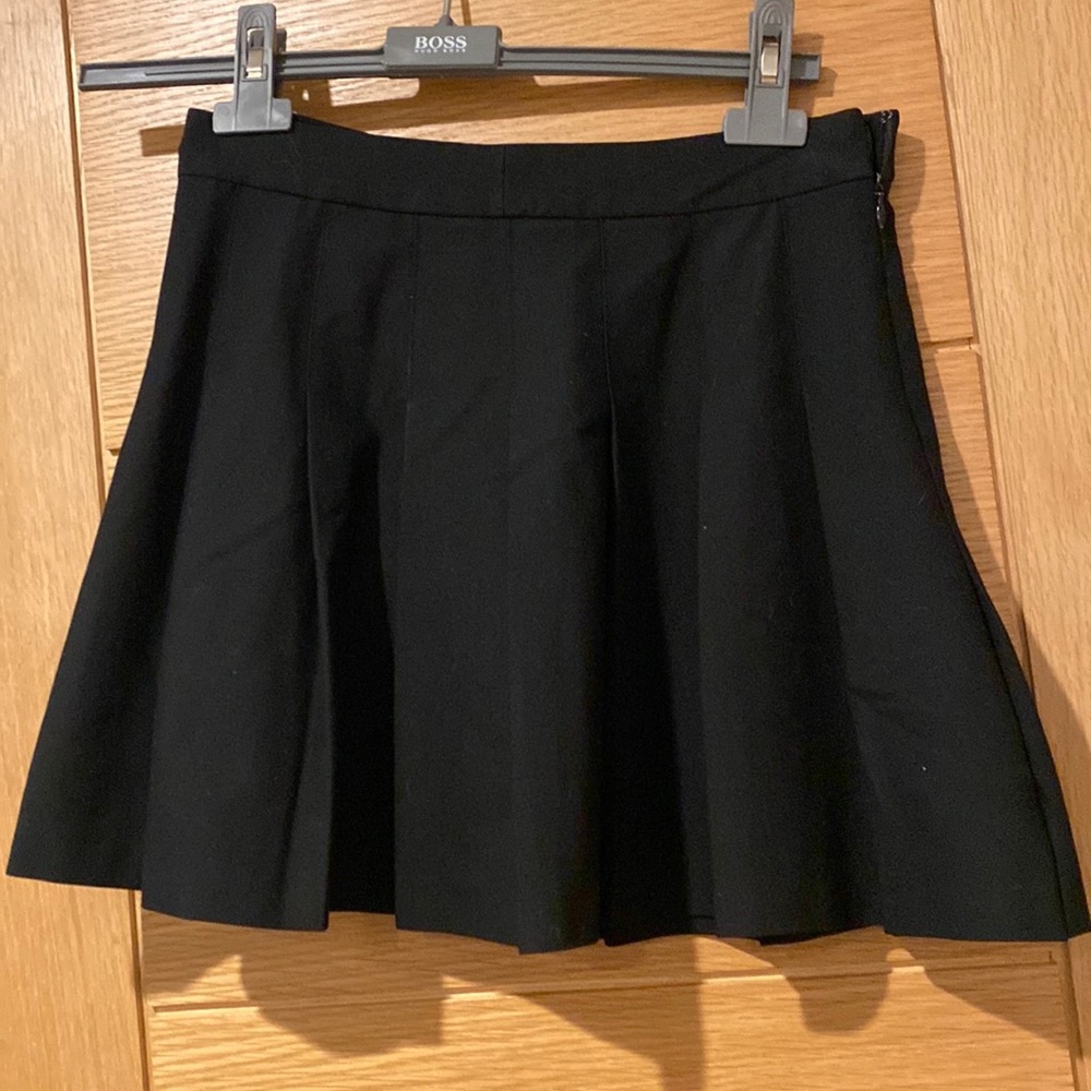 Aritzia Sunday best black pleated skirt. Size 4